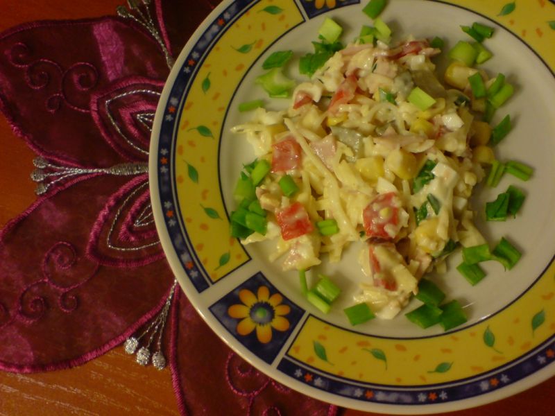 Sałatka selerowa z serem żółtym i szynką