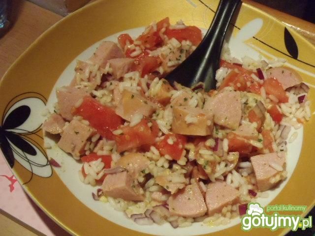 Sałatka serdelkowa z ryżem