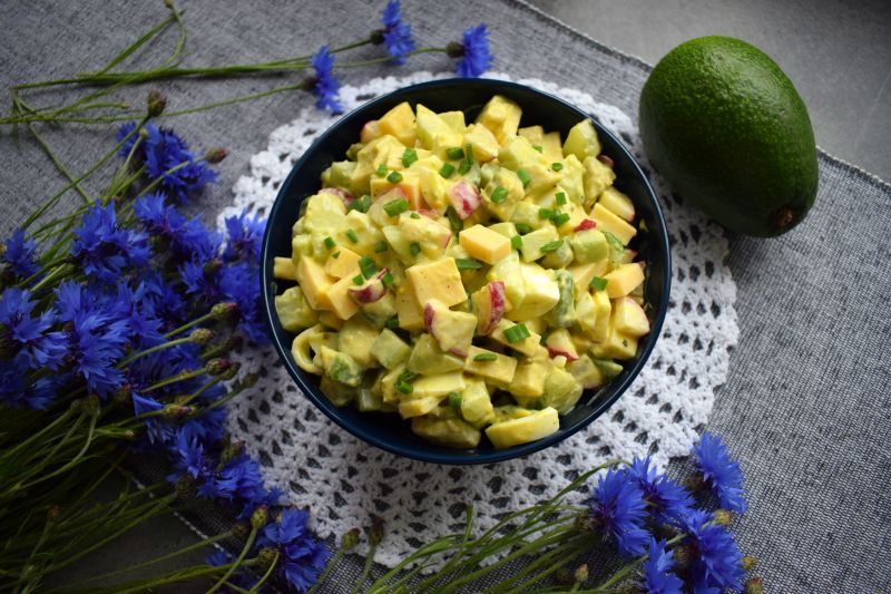 Sałatka serowa z awokado i ogórkiem Sałatka serowa z awokado i ogórkiem