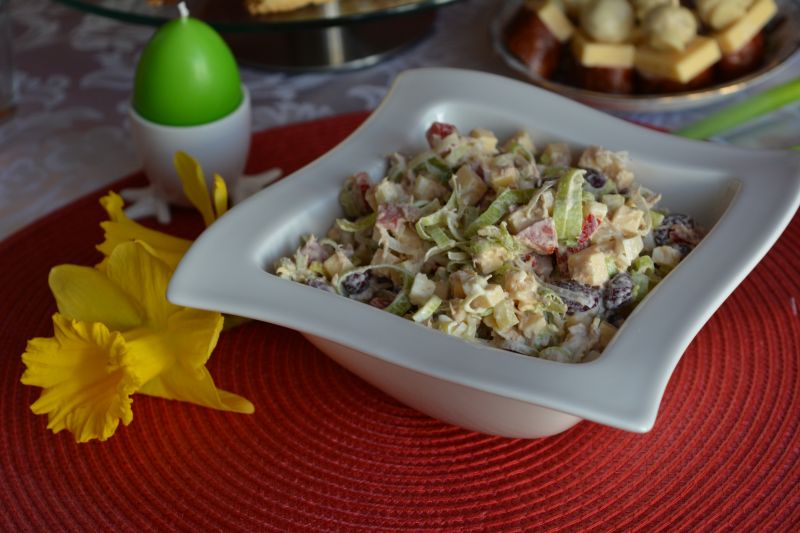 Sałatka serowa z jajkiem, tuńczykiem i porem