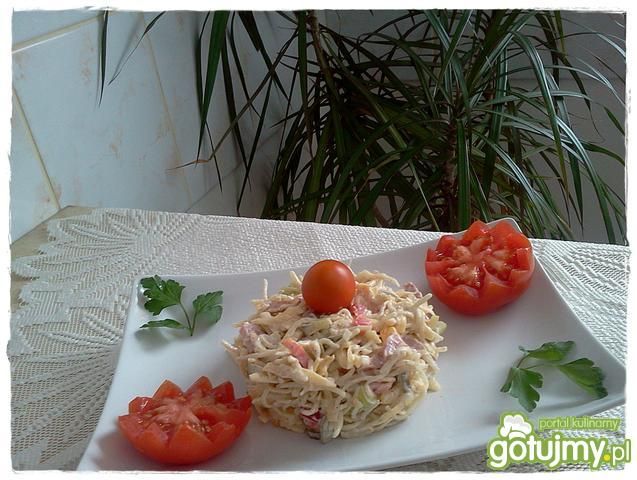 Sałatka serowa z makaronem  Sałatka serowa z makaronem