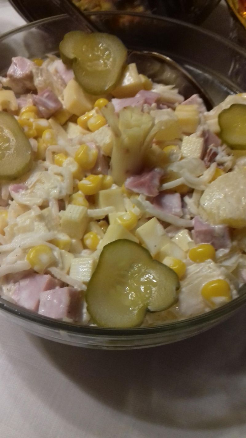 Sałatka serowa z selerem konserwowym Sałatka serowa z selerem konserwowym