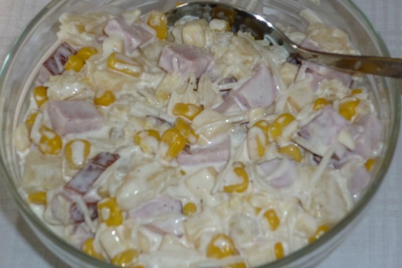 Sałatka serowa z szynką i kukurydzą Sałatka serowa z szynką i kukurydzą