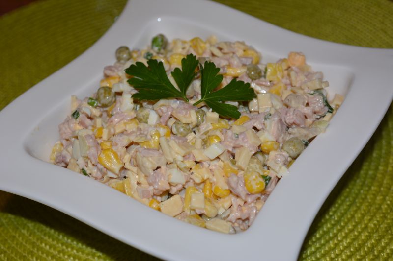 Sałatka serowa z szynką i pieczarkami