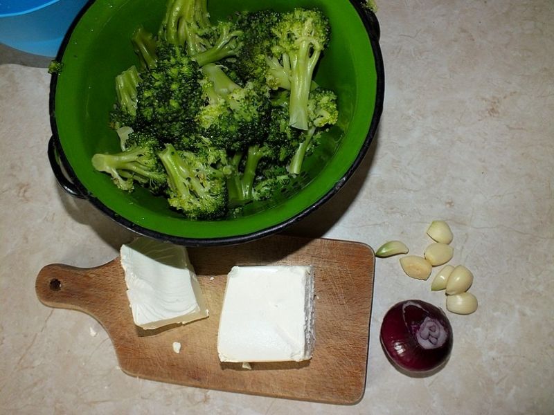 Sałatka serowo - brokułowa z sosem czosnkowym