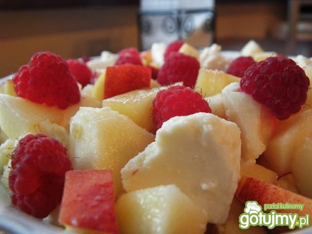 Sałatka serowo-owocowa.