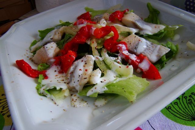 Sałatka śledziowa na sałacie lodowej 