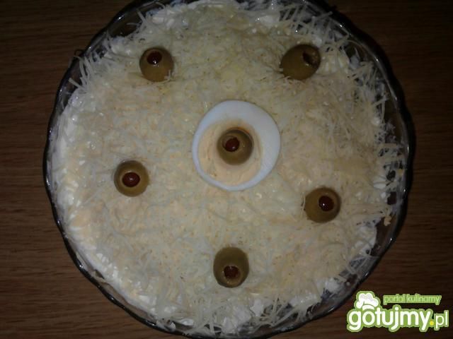 Sałatka śledziowa pod serową pierzynką Sałatka śledziowa pod serową pierzynką