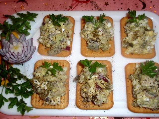 Sałatka  śledziowa  podana  na krakersie Sałatka  śledziowa  podana  na krakersie