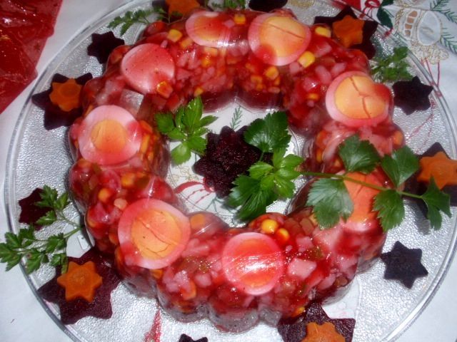 Sałatka śledziowa w buraczanej galarecie