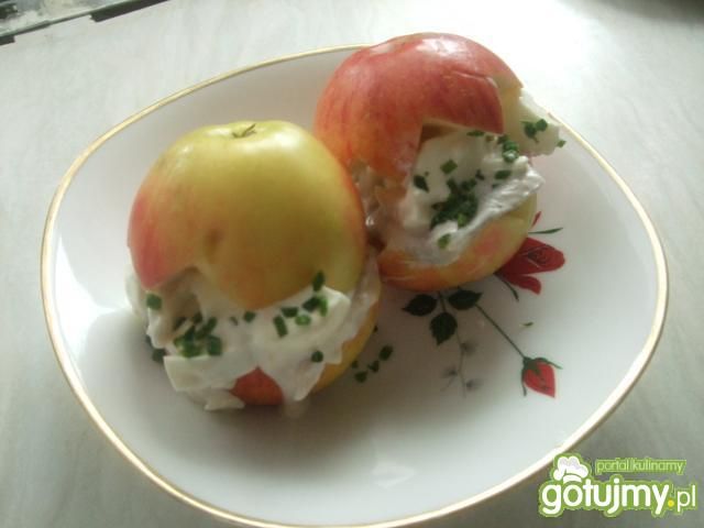 Salatka sledziowa w jabluszku.