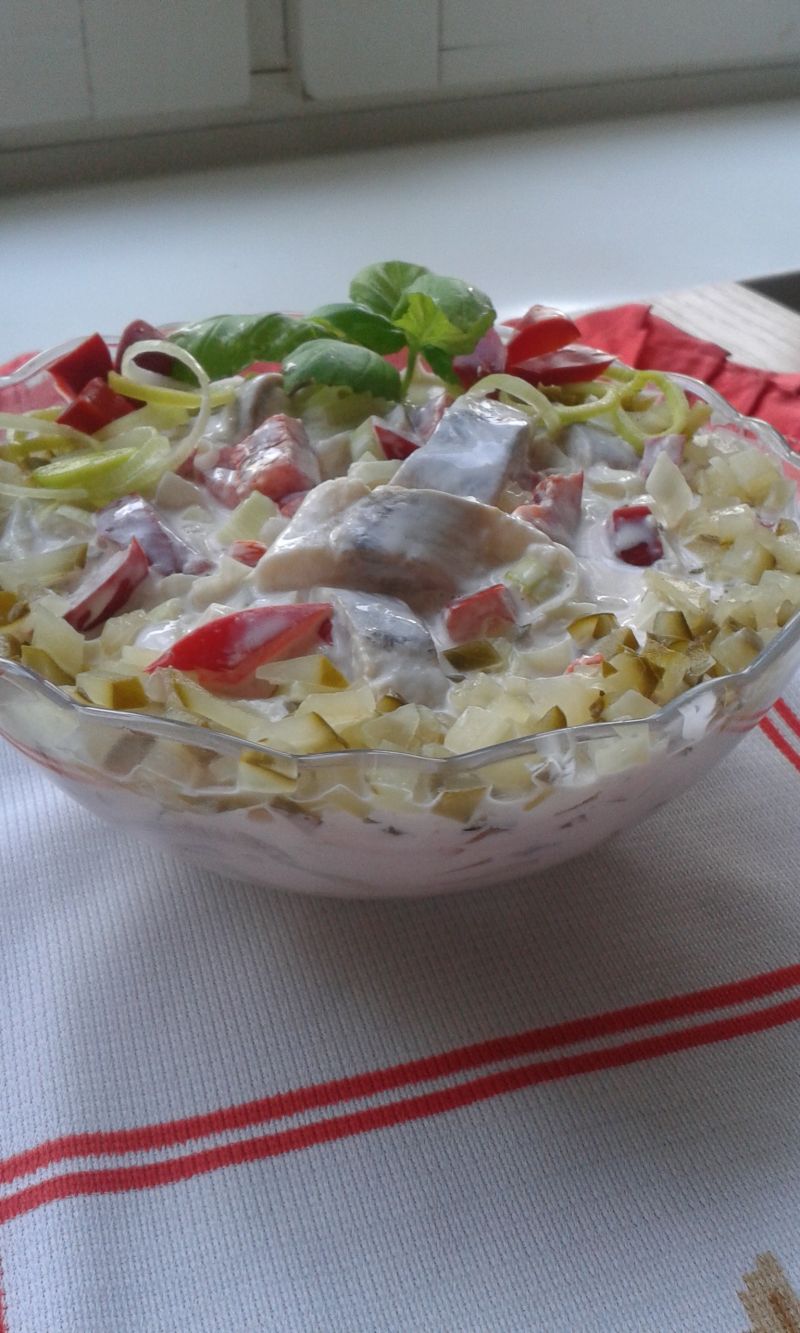 Sałatka śledziowa warstwowa.