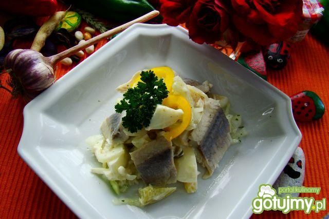 Sałatka śledziowa z ananasem 