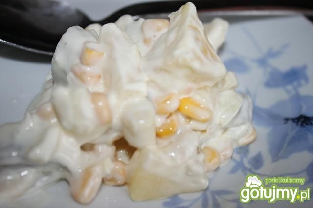 Sałatka śledziowa z ananasem i kukurydzą Sałatka śledziowa z ananasem i kukurydzą