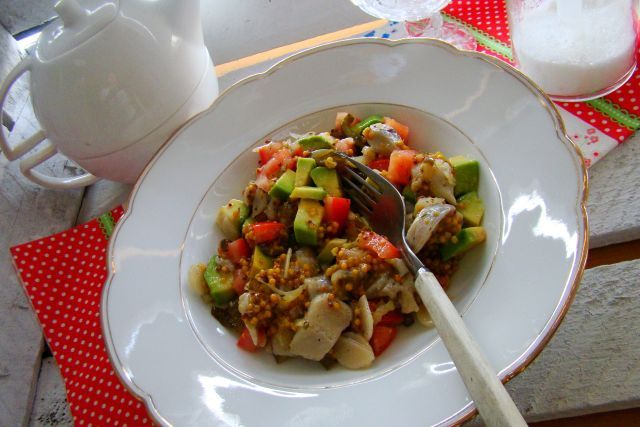 Sałatka śledziowa z awokado i musztarda francuską