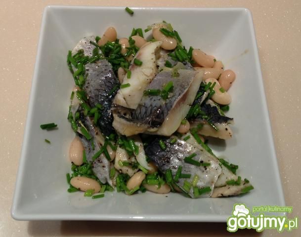 Sałatka śledziowa z biała fasolą.