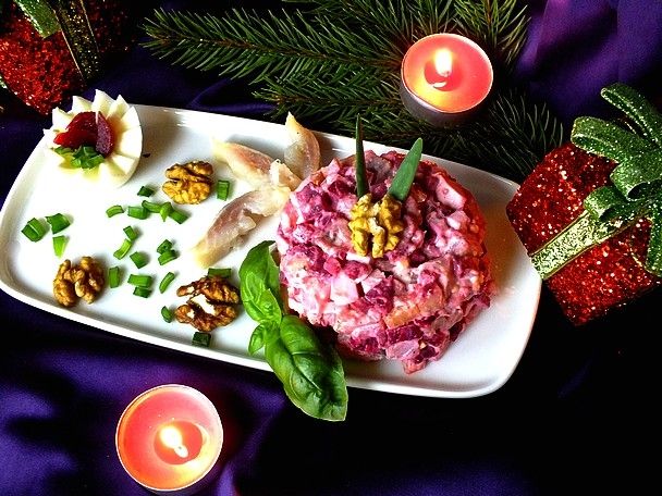 Sałatka śledziowa z buraczkami i orzechami