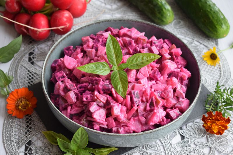 Sałatka śledziowa z burakiem i ogórkiem małosolnym