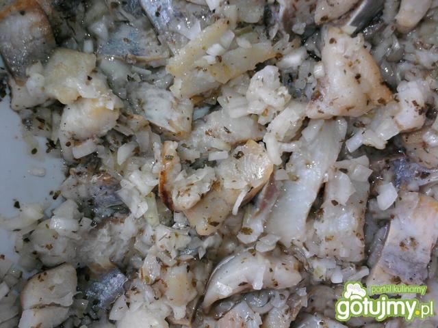 Sałatka śledziowa z cebulą i majerankiem