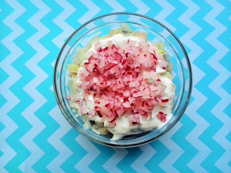 Sałatka śledziowa z cebulką i rzodkiewką Sałatka śledziowa z cebulką i rzodkiewką