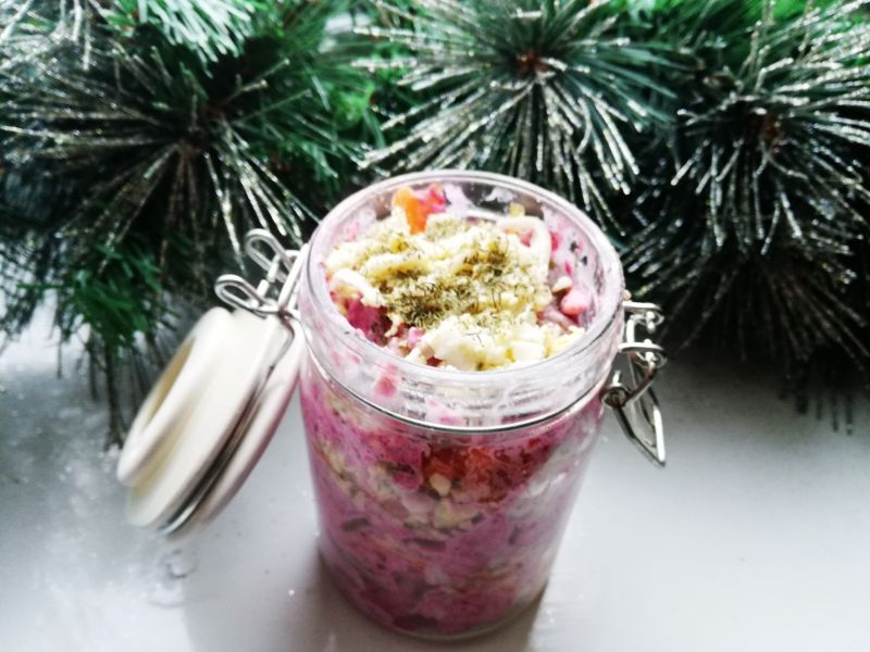 Sałatka śledziowa z ćwikłą i gotowanymi warzywami