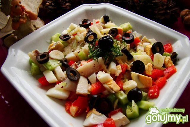 Sałatka śledziowa z czarnymi oliwkami 
