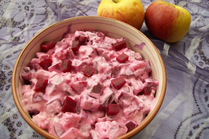 Sałatka śledziowa z czerwonym buraczkiem