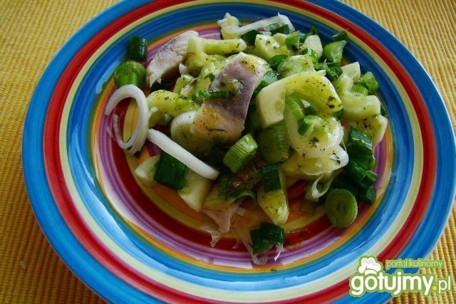 Sałatka śledziowa z dymką i ogórkiem .