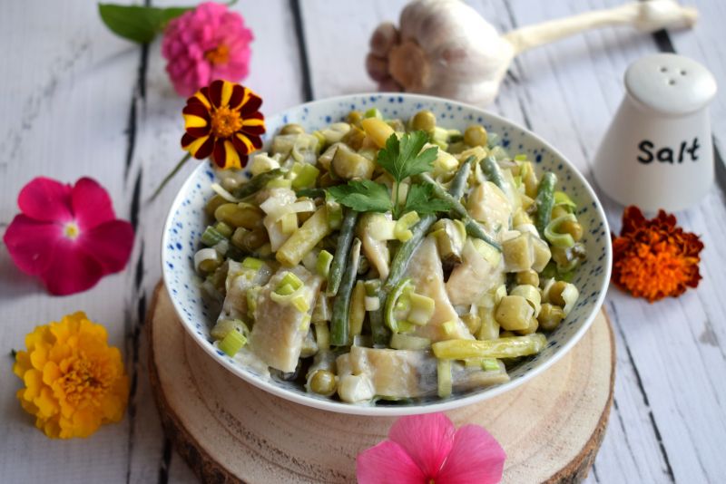 Sałatka śledziowa z fasolką szparagową i porem