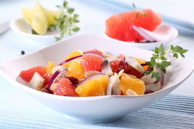 Sałatka śledziowa z grejpfrutem