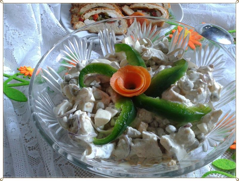 Sałatka śledziowa z groszkiem i jajkiem