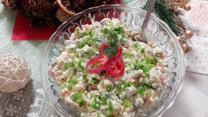 Sałatka śledziowa z groszkiem i marchewką