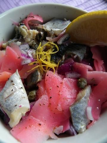 Sałatka śledziowa z imbirem marynowanym 