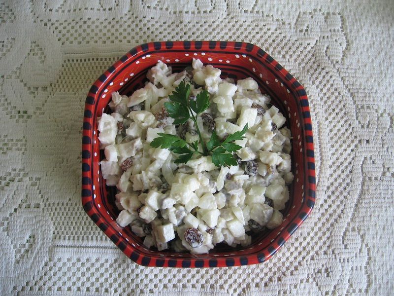 Sałatka śledziowa z jabłkiem i rodzynkami