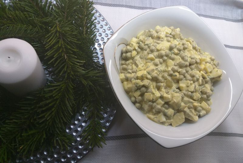 Sałatka śledziowa z jajkiem i groszkiem Sałatka śledziowa z jajkiem i groszkiem