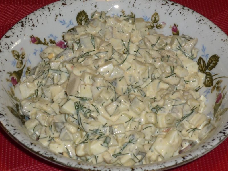 Sałatka śledziowa z koprem