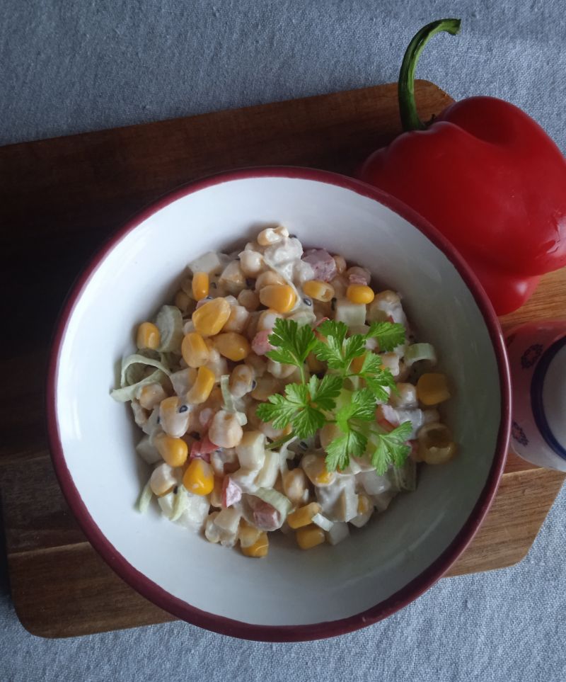 Sałatka śledziowa z kukurydzą Sałatka śledziowa z kukurydzą