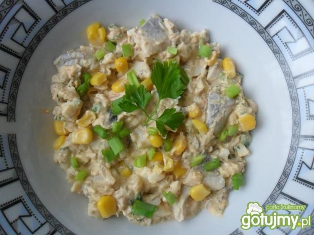 Sałatka śledziowa z kukurydzą