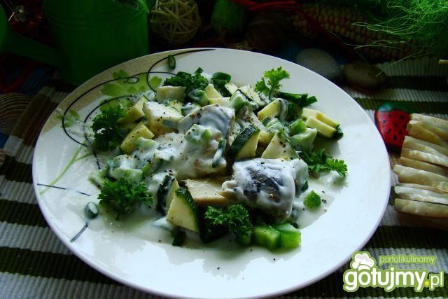 Sałatka śledziowa z młodą cukinią  Sałatka śledziowa z młodą cukinią