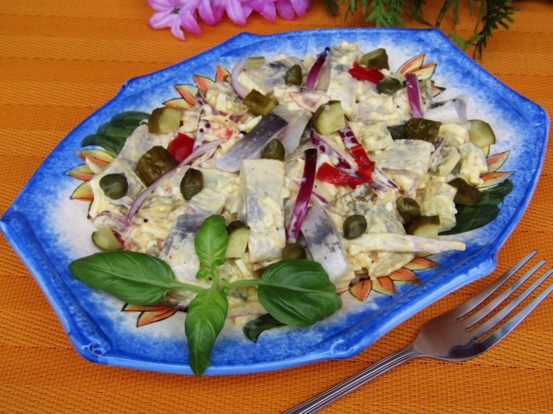 Sałatka śledziowa z ogórkami, cebulą i kaparami Sałatka śledziowa z ogórkami, cebulą i kaparami