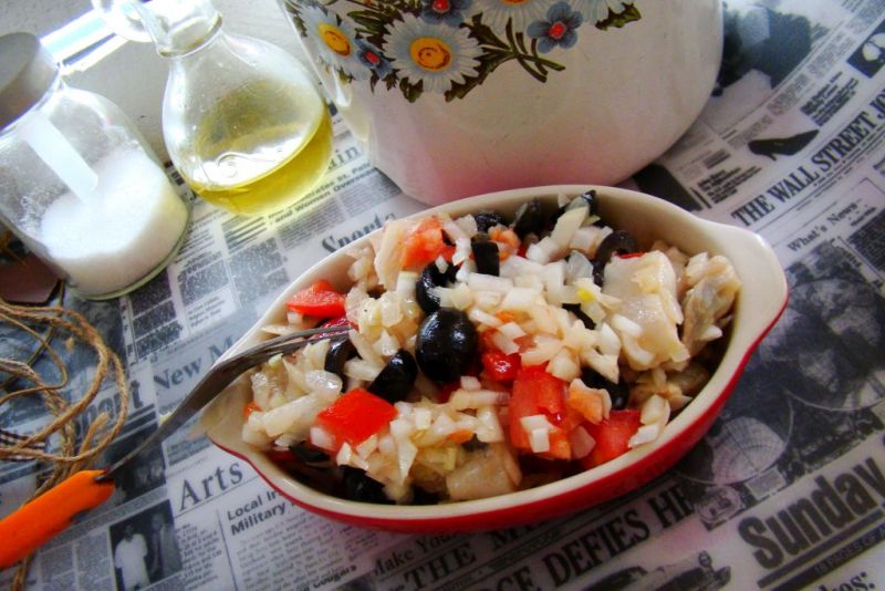 Sałatka śledziowa z oliwkami Sałatka śledziowa z oliwkami