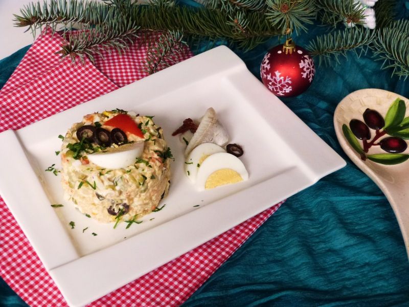 Sałatka śledziowa z oliwkami i pomidorami