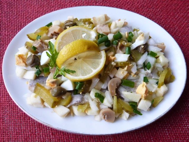 Sałatka śledziowa z pieczarkami