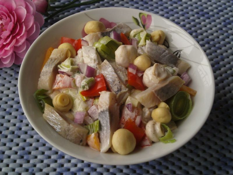 Sałatka śledziowa z pieczarkami, papryką i porem Sałatka śledziowa z pieczarkami, papryką i porem