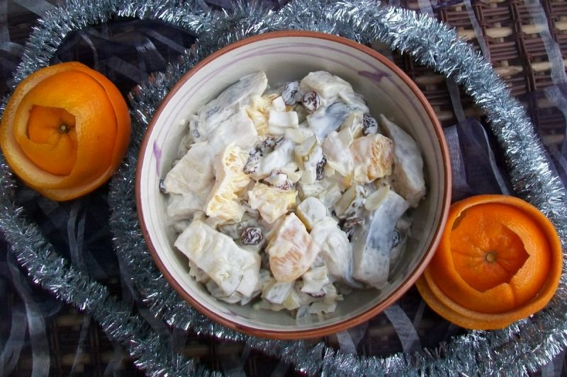 Sałatka śledziowa z pomarańczą i rodzynkami