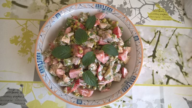 Sałatka śledziowa z pomidorami i koperkiem