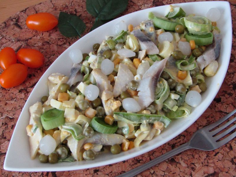 Sałatka śledziowa z porem i marynowaną cebulką