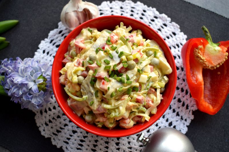 Sałatka śledziowa z porem i papryką