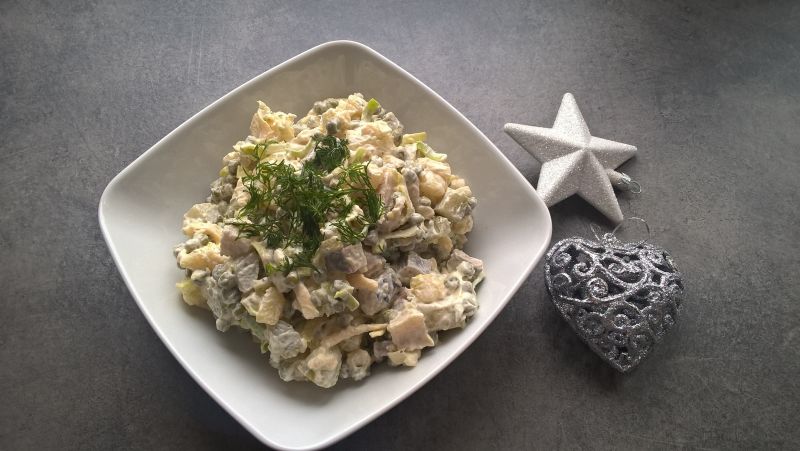 Sałatka śledziowa z porem i żółtym serem Sałatka śledziowa z porem i żółtym serem