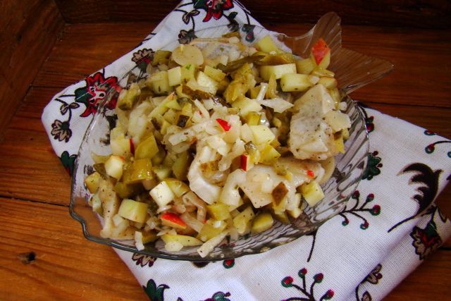 Sałatka śledziowa z prażonym czosnkiem 